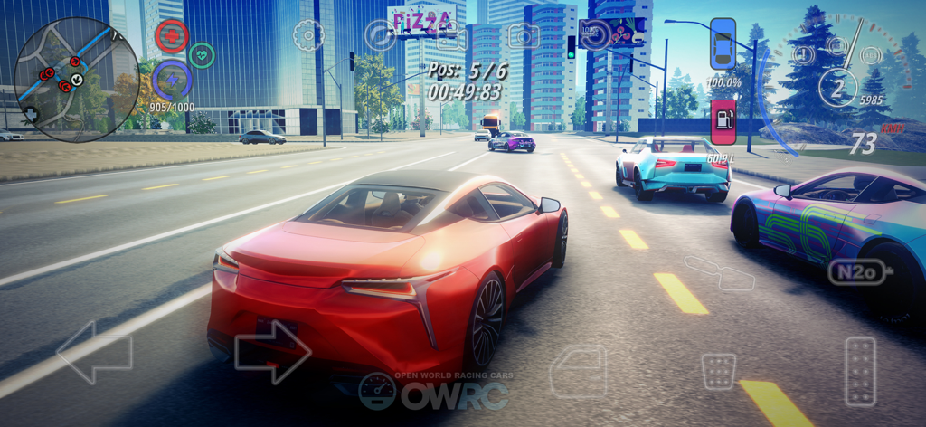 Un coche deportivo rojo compitiendo por una ciudad moderna con una interfaz detallada en OWRC Open World Racing