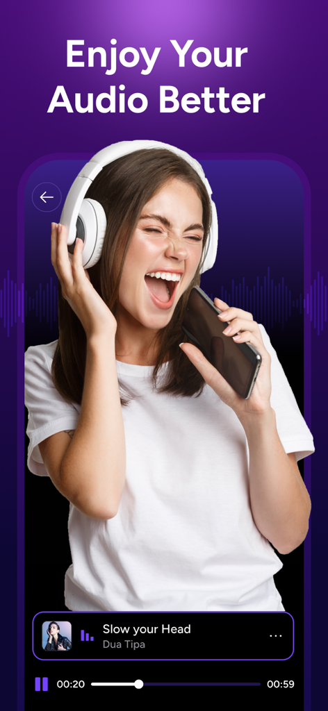 Volume Booster Bass Booster - Una giovane donna con le cuffie che canta mentre usa l'app volume booster sul suo smartphone.