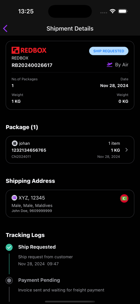 Shopme - Parcel forwarding - Shopmeアプリの発送詳細画面。追跡ログと荷物の配送先住所が表示されています。