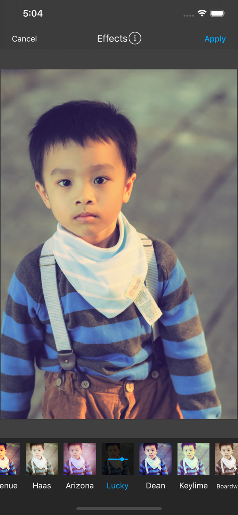 Camera 720 - Interface do aplicativo Camera 720 mostrando vários efeitos de filtro de fotos aplicados a um retrato