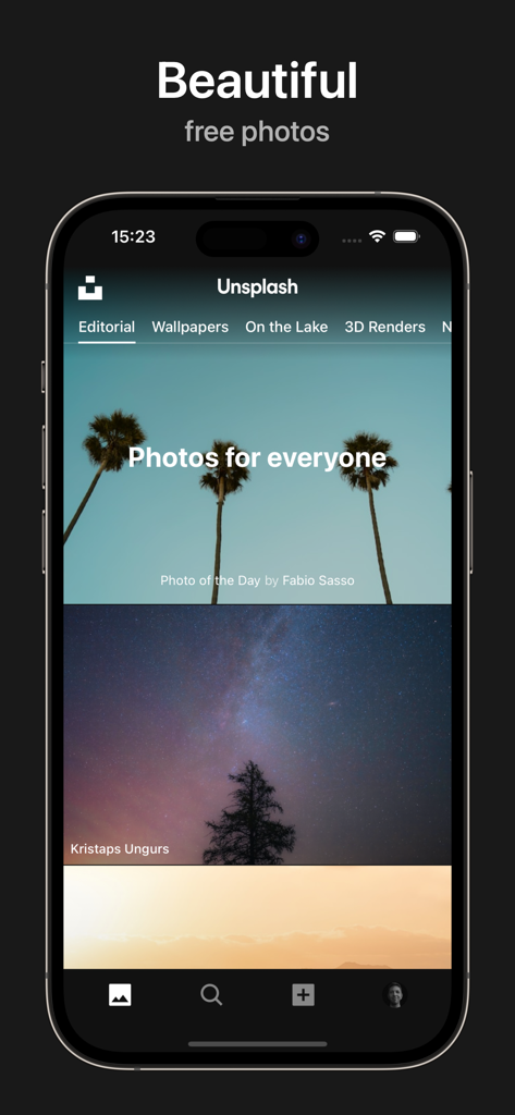 Unsplash - Interfaz de la aplicación Unsplash que muestra el feed editorial con fotos de alta resolución de palmeras y cielo estrellado.