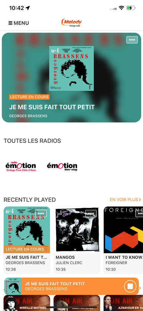 Interface de l'application musicale Radio Melody avec des chansons françaises et internationales d'époque.