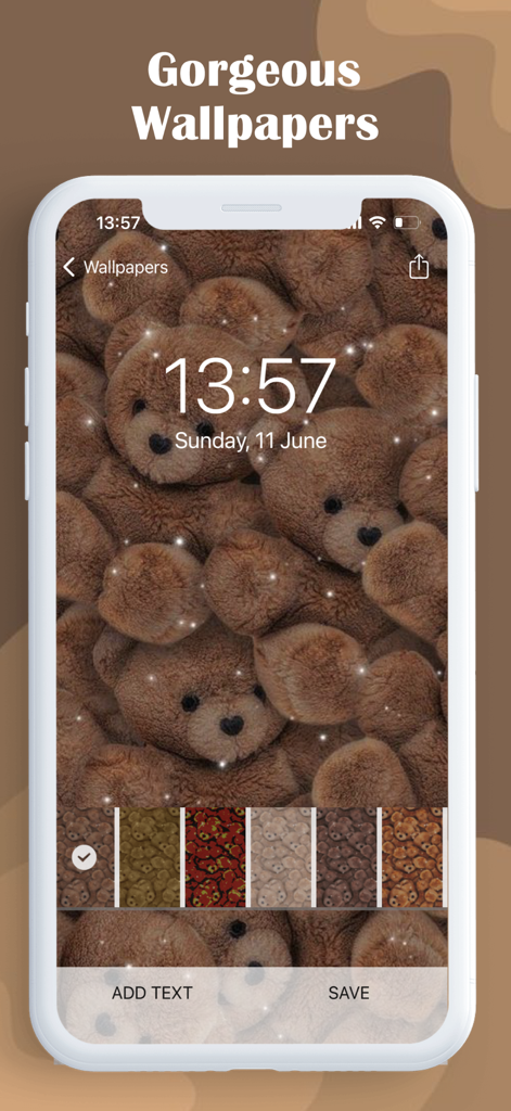 Preppy Wallpapers 4K - Pantalla de bloqueo de iPhone mostrando un lindo fondo de pantalla de osito de peluche marrón con opciones para añadir texto y guardar
