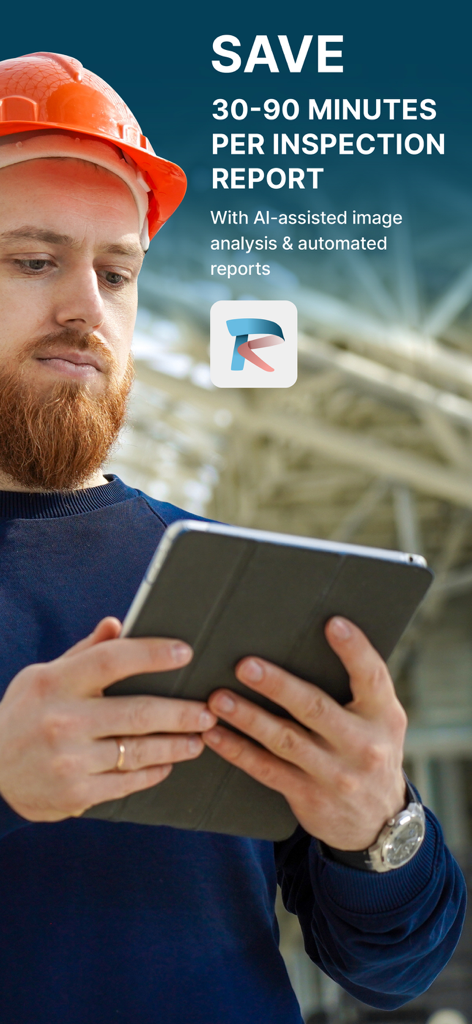 reportly - Un profesional con casco usando la aplicación reportly en una tableta para informes de inspección impulsados por IA