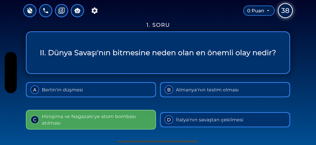 Bilgi Metre! - Una pregunta de trivia de historia sobre la Segunda Guerra Mundial mostrada en la interfaz de la aplicación Bilgi Metre con respuestas de opción múltiple e íconos de comodines.