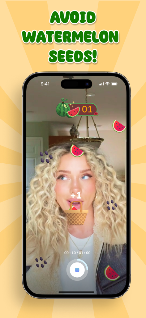 Funny Filter: Fruit Challenge - Una mujer usando un filtro AR móvil para jugar al desafío de frutas de sandía