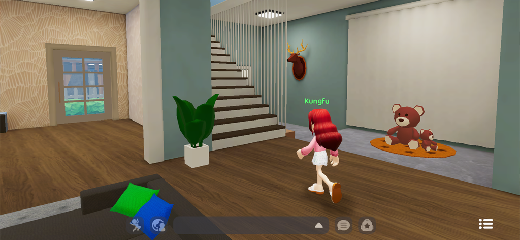 Livetopia: Party! - Un personnage explorant l'intérieur d'une maison moderne avec des meubles personnalisés et des ours en peluche dans Livetopia Party.