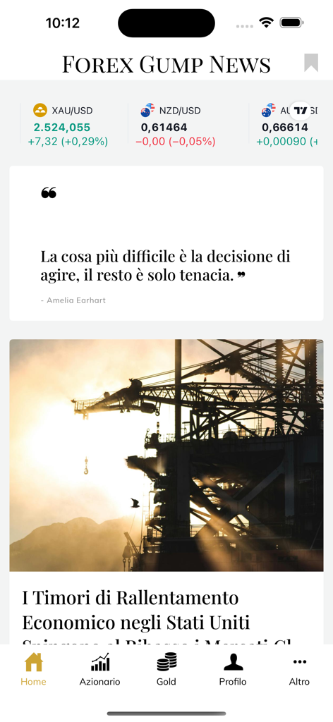 Forex Gump News - Forex Gump News app interface showing real-time currency tickers for gold and NZD USD, a motivational quote in Italian, and an article about the US economic slowdown.