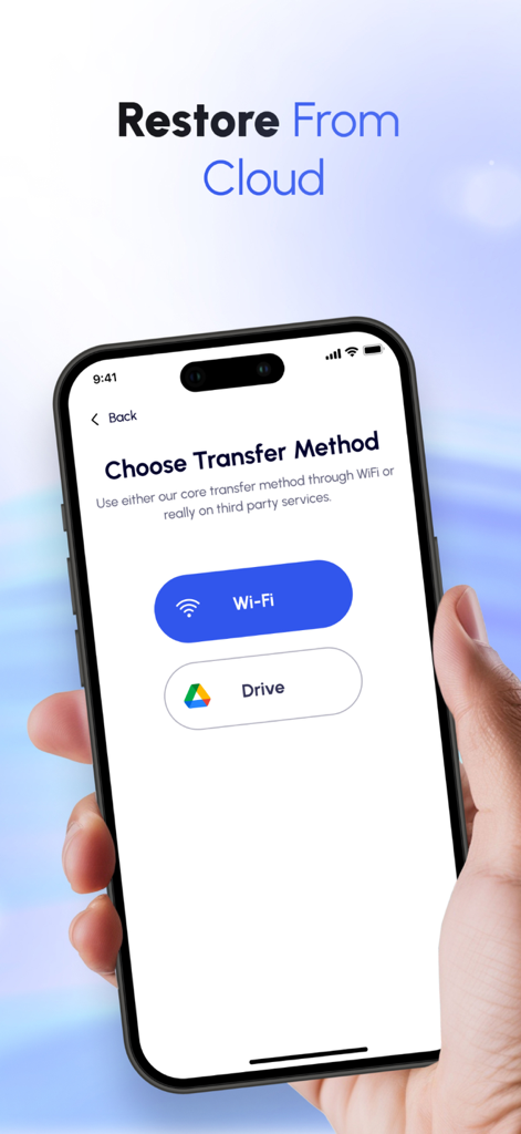Сopy My Data: Share & Transfer - Mano sosteniendo un iPhone mostrando la pantalla de elección del método de transferencia con opciones para restauración desde Wi-Fi y Drive
