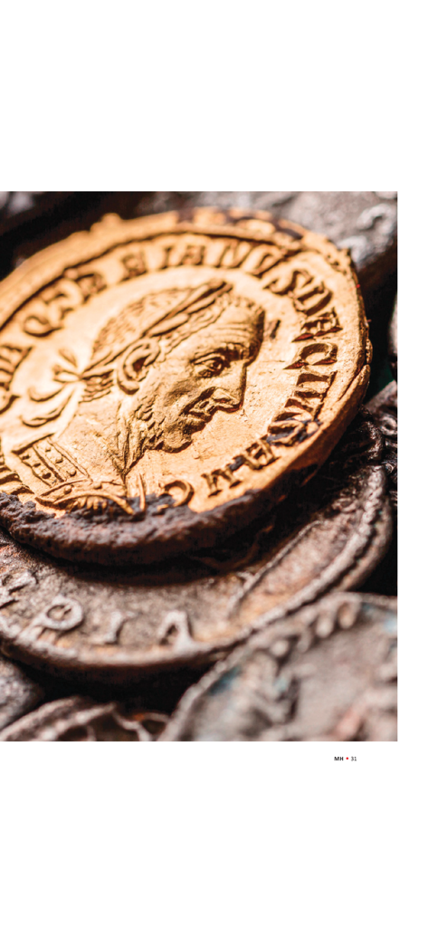 Muy Interesante Historia - Close-up de uma moeda de ouro romana antiga com o perfil de um imperador.