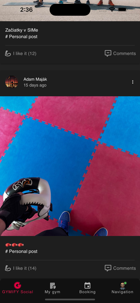 Feed social dell'app GYMIFY che mostra un post personale con attrezzatura per arti marziali su un tappetino da palestra colorato
