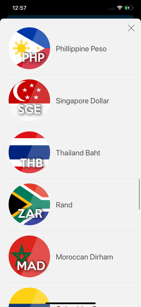 Currency Converter Easy - Ein Menü mit Weltwährungen, einschließlich Philippinischem Peso und Thailändischem Baht mit ihren entsprechenden Flaggen und Codes in der App Currency Converter Easy.