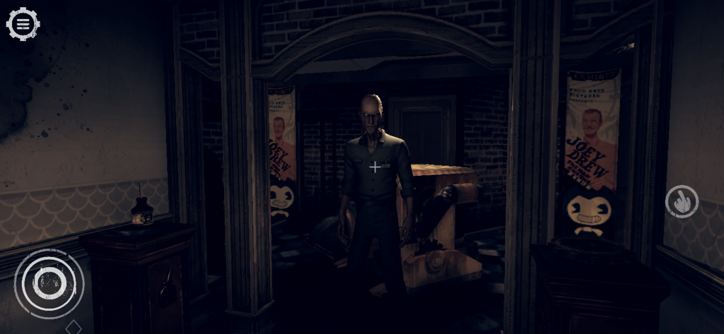 Bendy and the Dark Revivalの一人称視点ゲームプレイ画面。ジョーイドリューのポスターがある暗い廊下にキャラクターがいる