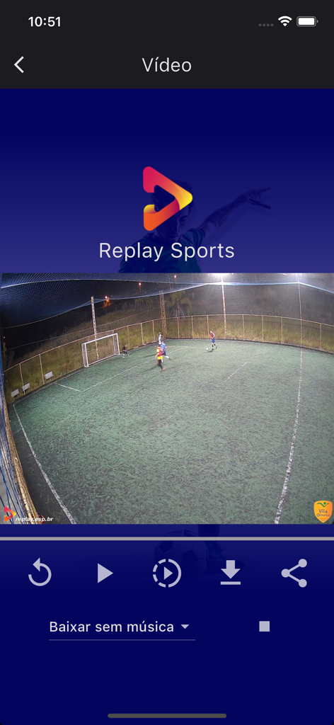 Pantalla de smartphone mostrando el reproductor de video de la aplicación My Replay Sports con una vista de ángulo alto de un partido de fútbol en un campo de césped artificial.