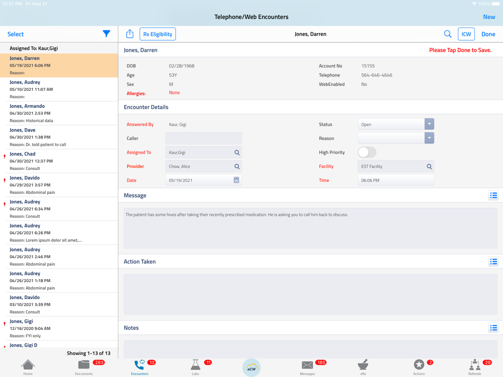 eClinicalTouch 3.9のiPadインターフェイスに、Darren Jones氏の患者電話診察が表示され、医療詳細と臨床記録が含まれています。