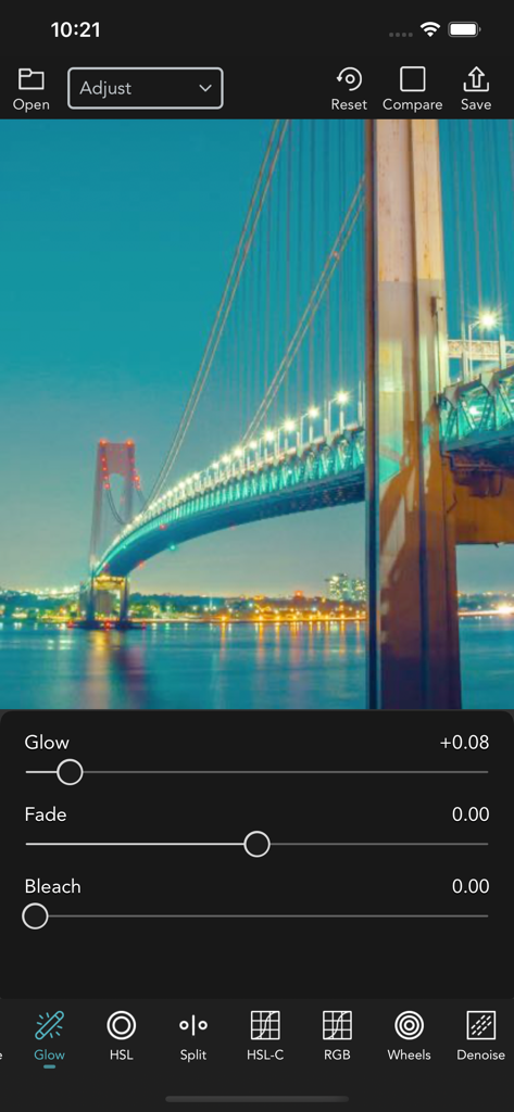 VideoLUT - 夜の橋の写真に、グローとフェードの調整が表示されているVideoLUTアプリのインターフェイス。