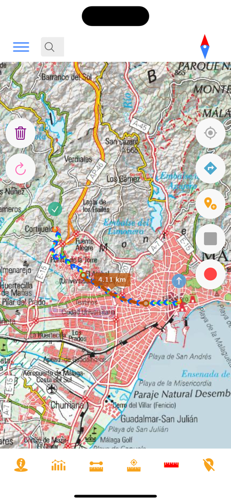 追跡されたハイキングルートとナビゲーションアイコンを備えたスペインの地形図を表示するモバイル画面