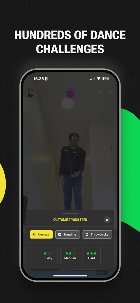 Groovetime - Social Dance Game - Una captura de pantalla móvil que muestra un video de baile y un menú de personalización de feed con filtros por niveles de dificultad y desafíos de tendencia.