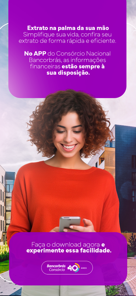 Mujer sonriendo usando su teléfono inteligente para consultar un estado financiero en la aplicación Meu Consórcio Bancorbrás