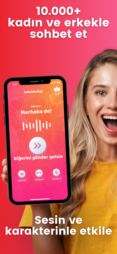 Taksim Chat - Muhabbet hattı - 터키어로 된 텍스트와 함께 탁심 챗 앱의 음성 대화 화면을 보여주는 스마트폰을 들고 있는 웃는 여성.