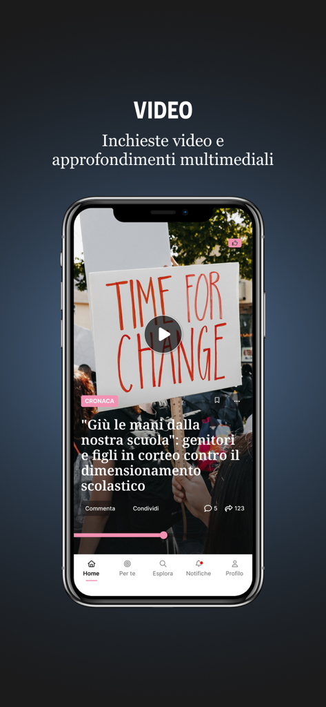 Pantalla de smartphone mostrando la sección de investigaciones en video de la aplicación PalermoToday con un clip de noticias de protestas.