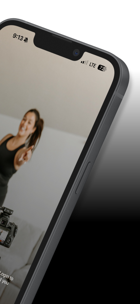 Una instructora de fitness sonriente dirigiendo un entrenamiento en la aplicación Bounce N Burn