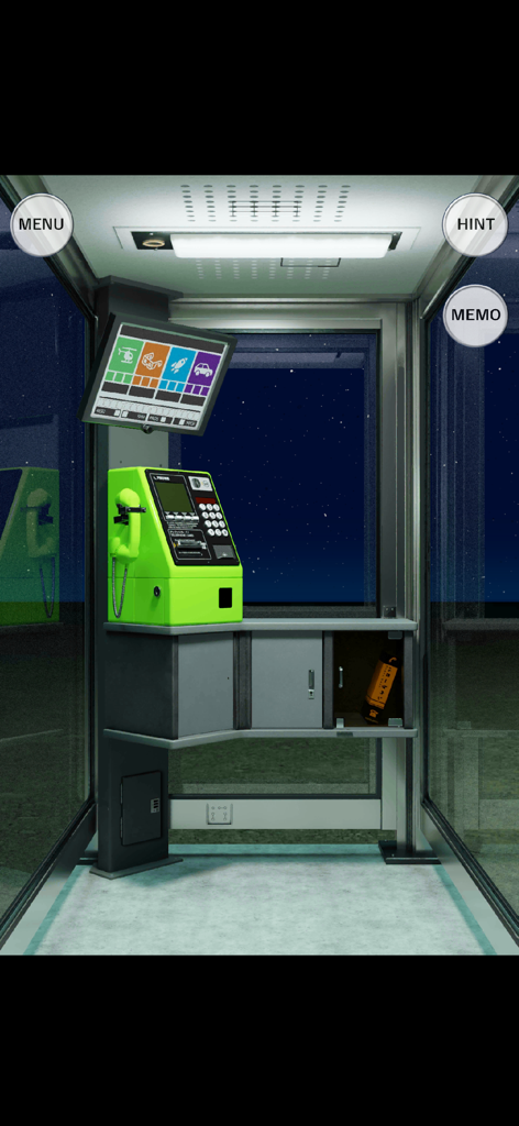 Vista interior de uma cabine telefônica verde com um display de quebra-cabeça digital à noite no jogo Escape from P-BOX.