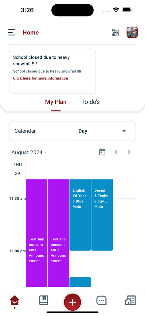 Classter - Classter app home screen showing a school closure announcement and a daily student class schedule.