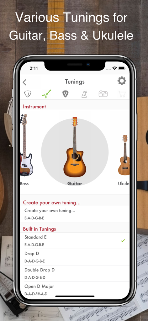 Guitar Tuner: Bass and Ukulele - Interface do aplicativo afinador de guitarra mostrando seleção de instrumento para guitarra, baixo e ukulele com uma lista de predefinições de afinação integradas como Standard E e Drop D.