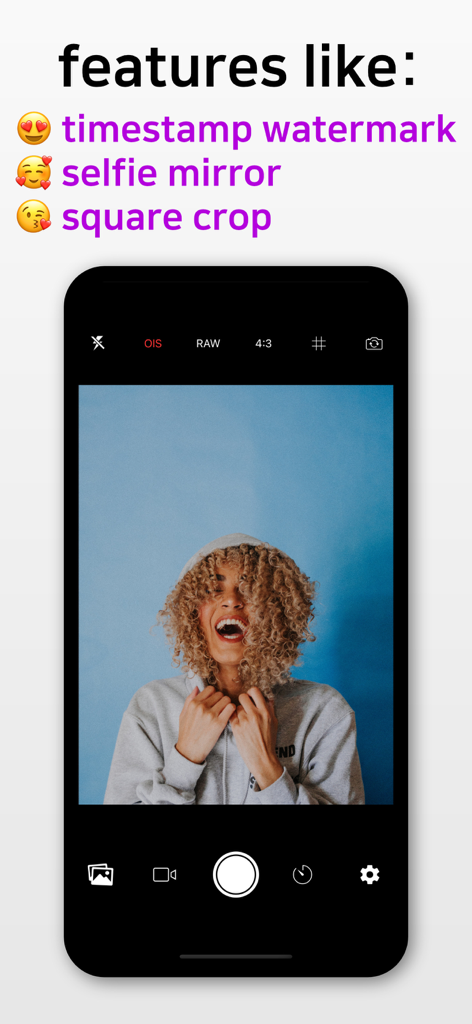 MiraCamera (Daily Life Photo) - iPhone의 MiraCamera 앱 인터페이스가 타임스탬프 워터마크 및 정사각형 자르기와 같은 기능을 보여주고 뷰파인더에 웃는 여성이 있습니다.