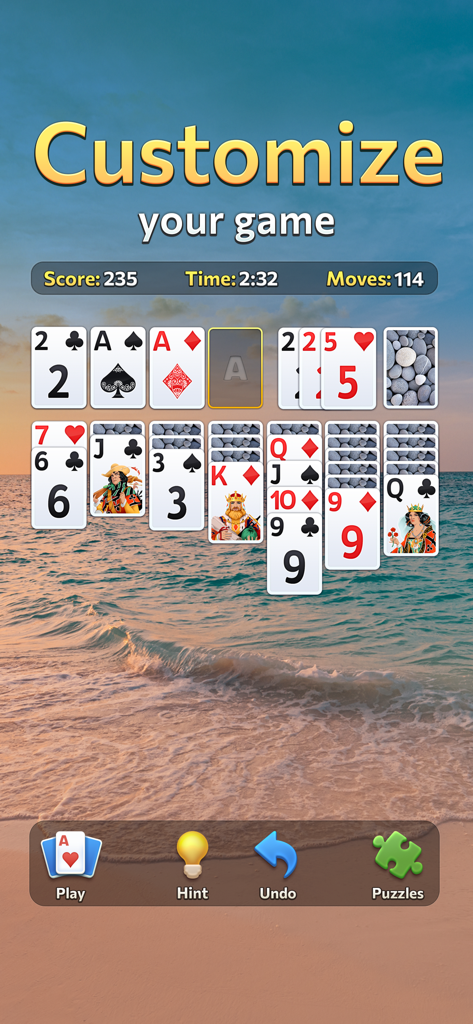 Solitaire Daily Break - Tablero de juego de solitario con un relajante fondo de playa y superpuesta el texto 'Personaliza tu juego'.