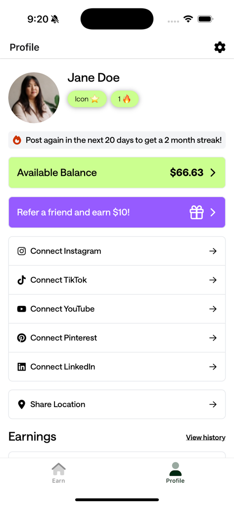 Un écran de profil d'application mobile montrant un solde disponible de soixante-six dollars et diverses options de connexion aux médias sociaux comme Instagram et TikTok.