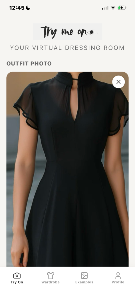 Try Me On - Interface do aplicativo Experimente exibindo um vestido preto na seção de fotos de roupas da sala de vestir virtual.