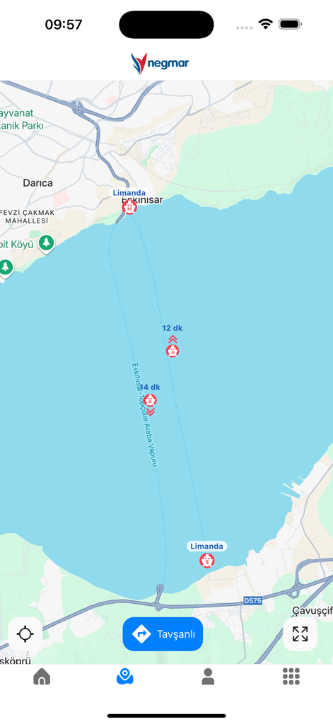 Ecrã da aplicação móvel mostrando um mapa em tempo real com localizações de ferries ao vivo e tempos estimados de chegada entre os portos de Eskihisar e Tavsanli.