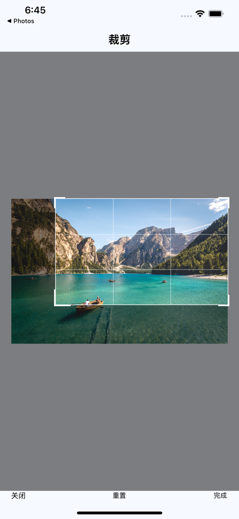 TicPic App-Oberfläche, die ein zuschneidbares Raster über einem Bergsee zeigt