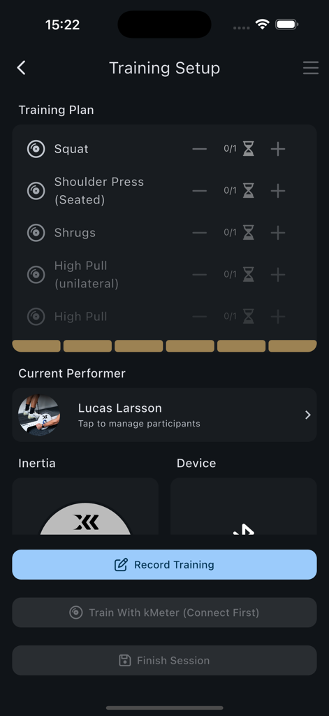 Exxentric 2.0 - La pantalla de configuración de entrenamiento en la aplicación Exxentric 2.0 que muestra un plan de entrenamiento con ejercicios como sentadillas y press de hombros para un atleta llamado Lucas Larsson.