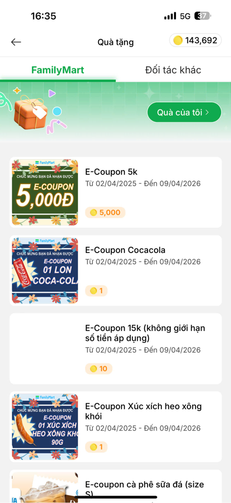 FamilyMart VietNam - Pantalla de recompensas de la aplicación FamilyMart VietNam mostrando varios cupones electrónicos para canjear puntos.