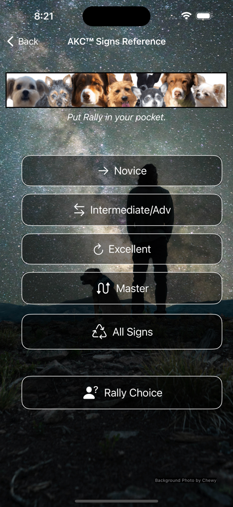 Menú principal de la aplicación Pocket Rally que muestra los niveles de entrenamiento de AKC desde Novato hasta Master con un banner de razas de perros