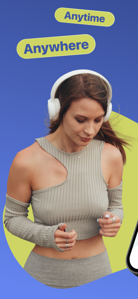 Learn & Speak English・AI Tutor - Mujer con auriculares practicando inglés hablado al aire libre con superposiciones de texto que dicen en cualquier momento y en cualquier lugar.