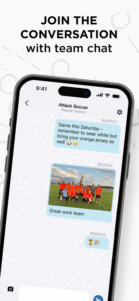 Smartphone che mostra la funzione di chat di squadra di SportsEngine con una foto di gruppo e aggiornamenti di gioco