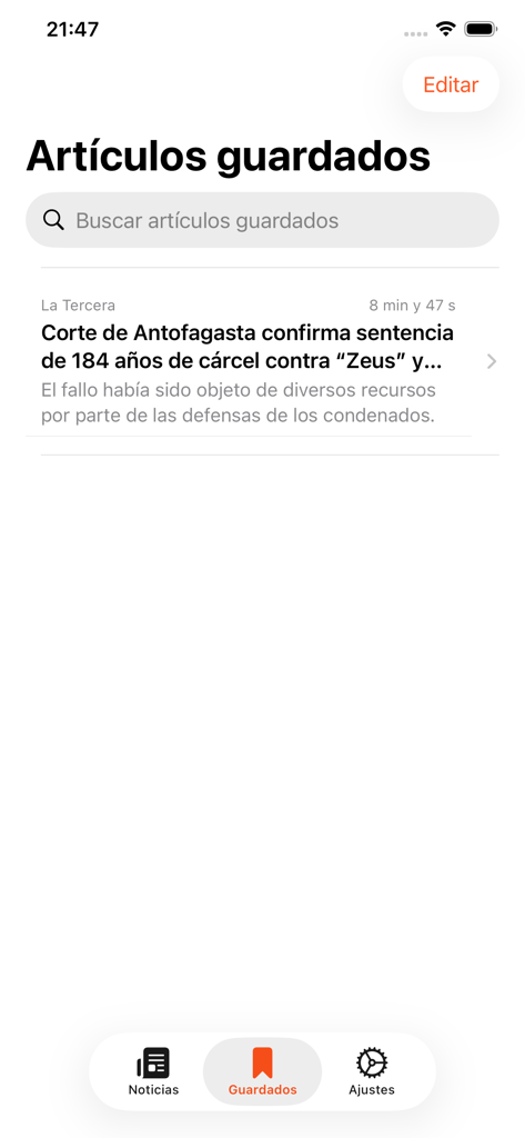 Noticias de Chile: Diarios - Interface of the saved articles section in the Chilean news app showing a search bar and news snippets.