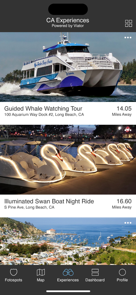 La section Expériences de l'application Fotospot affichant des activités réservables comme des excursions d'observation de baleines et des balades en cygne lumineux en Californie.
