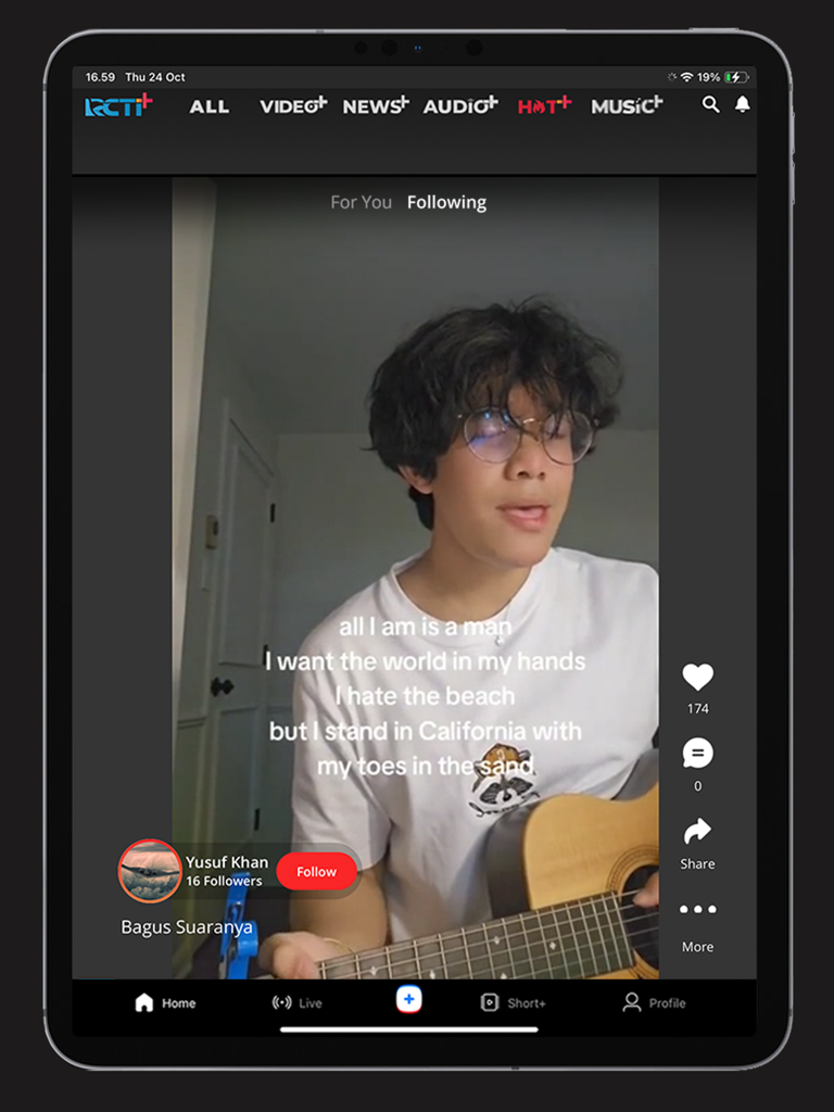 App RCTI plus su iPad che mostra un breve video musicale di un uomo che suona la chitarra con il testo sullo schermo