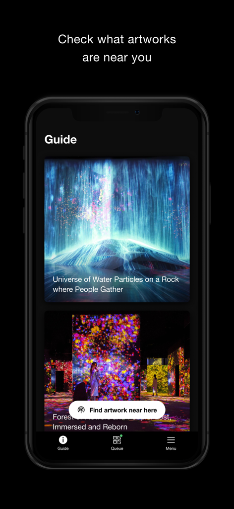 Schermata di uno smartphone che mostra la sezione Guida dell'app teamLab con anteprime di installazioni artistiche digitali immersive.