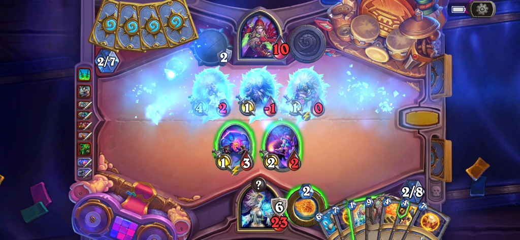 Hearthstone - Juego móvil de Hearthstone que muestra a un héroe Mago lanzando un hechizo de escarcha durante una batalla estratégica de cartas.