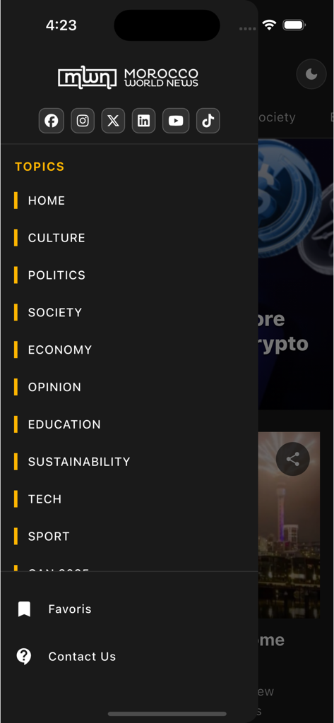 Seitennavigationsmenü der Morocco World News App mit verschiedenen Nachrichtenkategorien und Social-Media-Links im Dunkelmodus