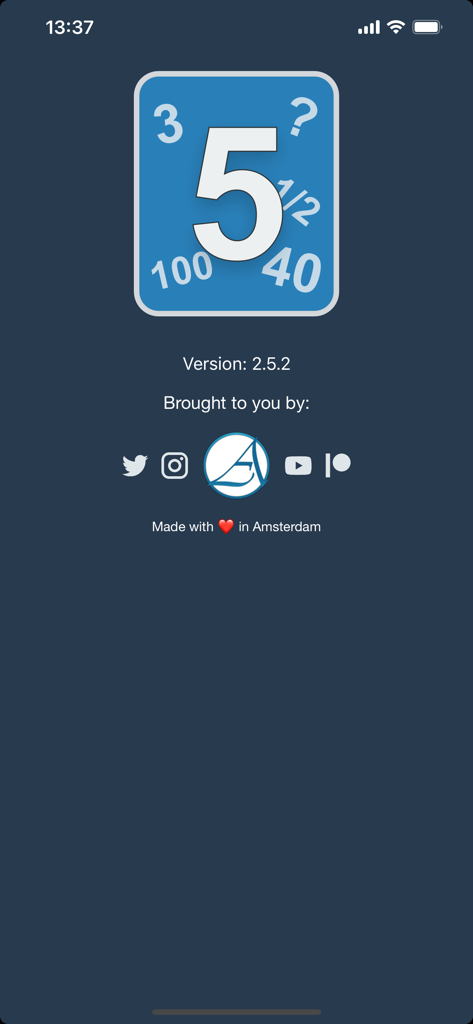 スクラムポーカーカードアジャイルアプリの情報画面。バージョン2.5.2と開発者のソーシャルメディアリンクが表示されています。