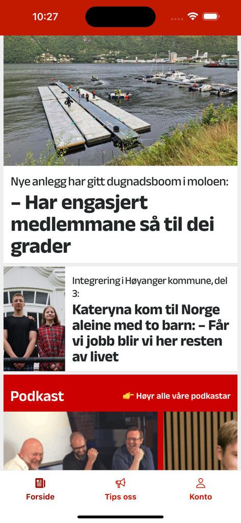 La pantalla de inicio de la aplicación de noticias locales Ytre Sogn que muestra titulares locales sobre proyectos comunitarios e integra podcasts.