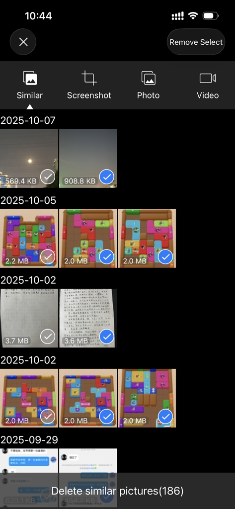 Similar photo cleaner interface in SlimSpace app to free up storage space.