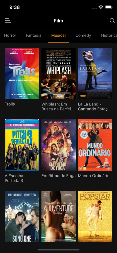 MovTV - Interface do aplicativo MovTV exibindo uma seleção de filmes musicais, incluindo Trolls e La La Land em um layout com tema escuro